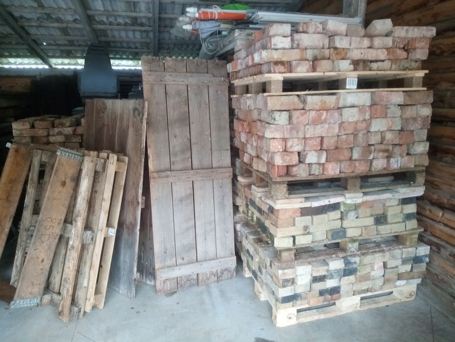 Piatră, cărămidă, grinzi, rigle, stâlpi/țăruși/uluci de gard, popi