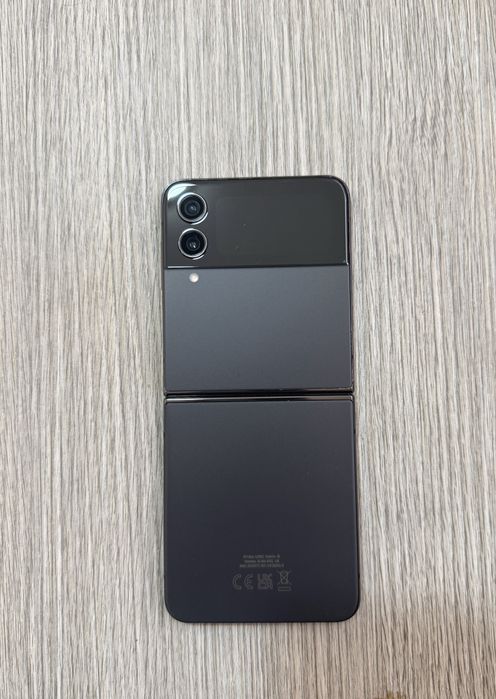 Телефон Samsung Galaxy Z Flip 4 128/8GB. Без забележки. Екран, батерия, камери всичко изрядно.