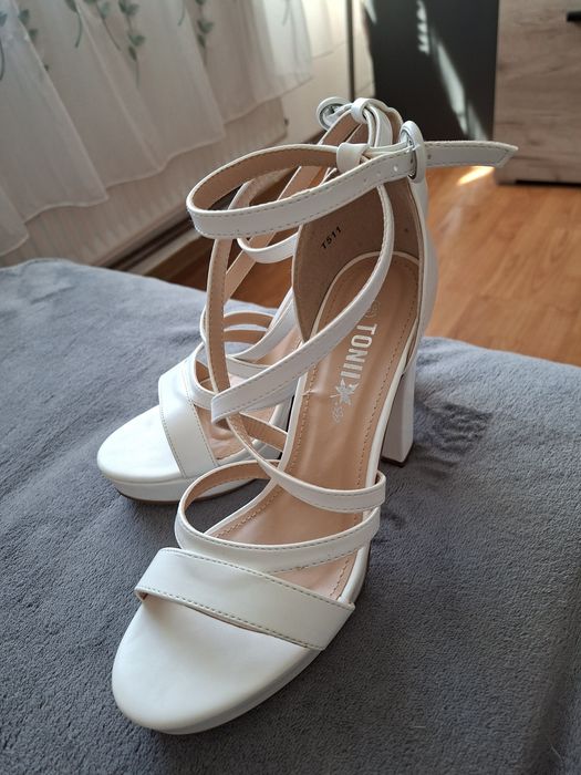 Sandale noi doar probate