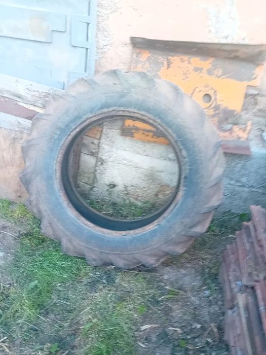 Două cauciucuri tractor