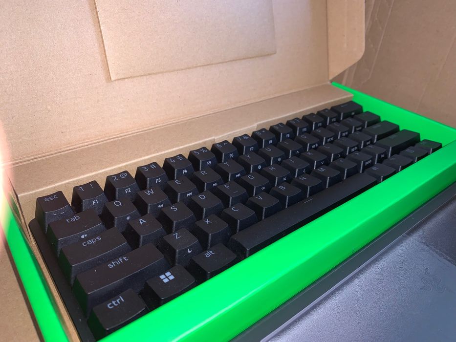 Razer Huntsman Mini Purple Switch + Ергономична Wrist Rest