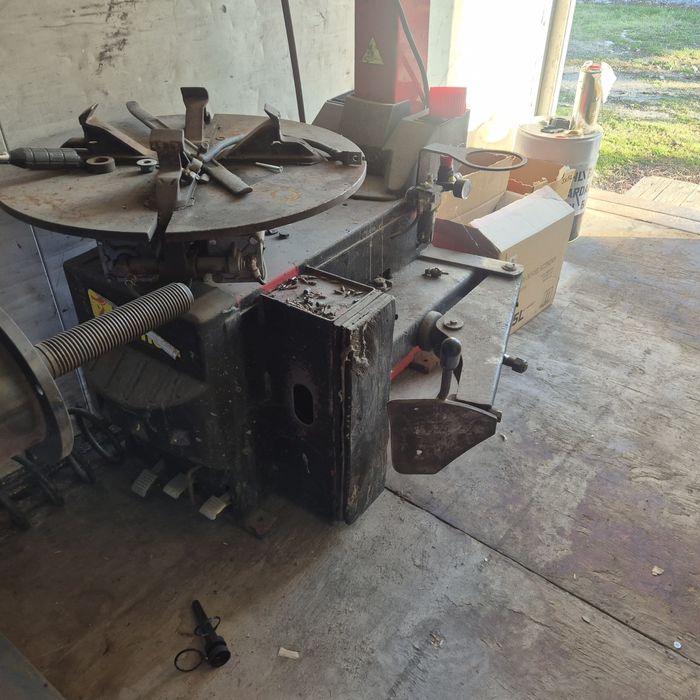 Машина за монтаж демонтаж на гуми