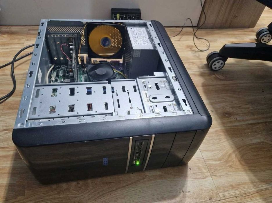 Vand PC AMD cu WiFi/8GB DDR3/HDD 500GB/DVD/Card Reader/AMD 4650/W10 la 200lei