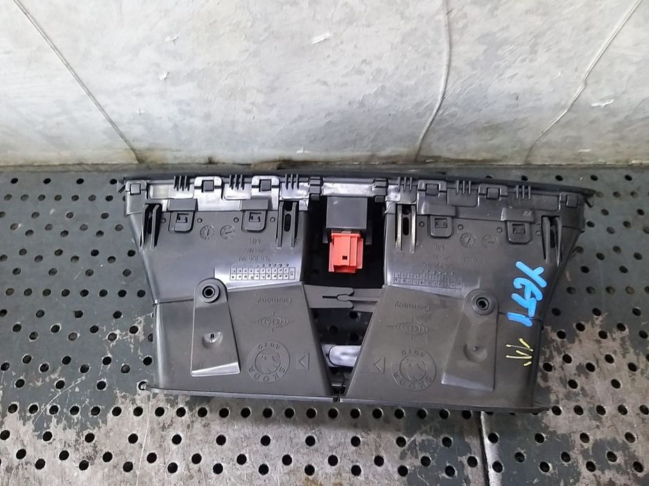 Grile centrale aer bord buton avarii skoda yeti 5l 5l0820951