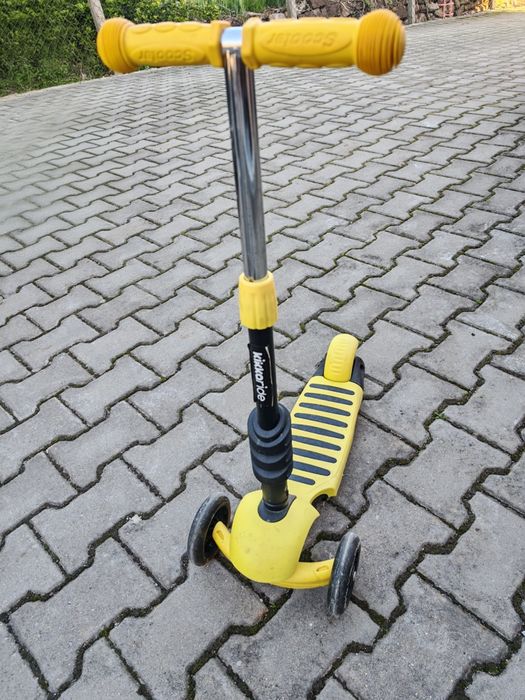 Ски и ски обувки, тротинетка