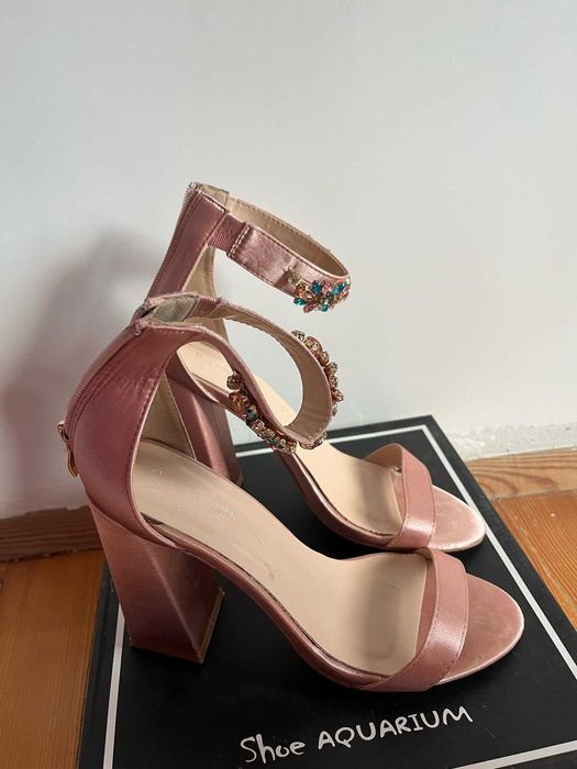 Елегантни розови сатенени сандали с бижу