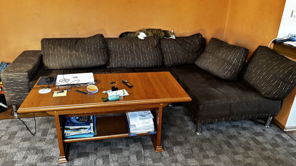 Диван и холна маса