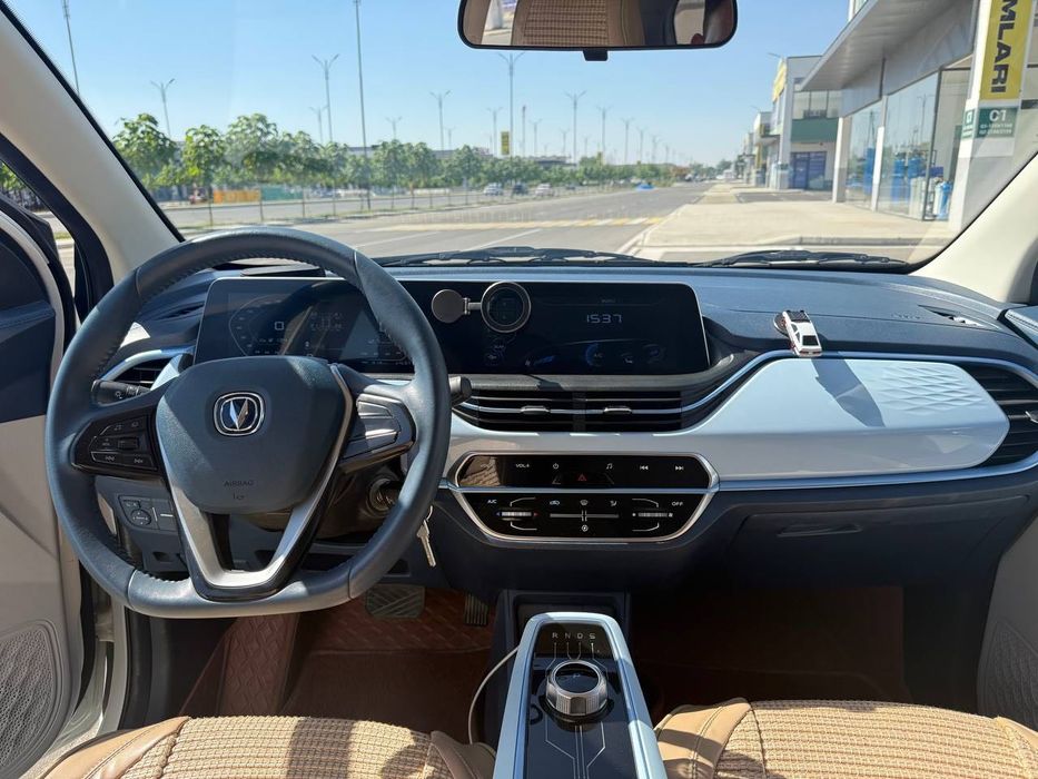 10000$ ben ben e star Toshkentda yurgan