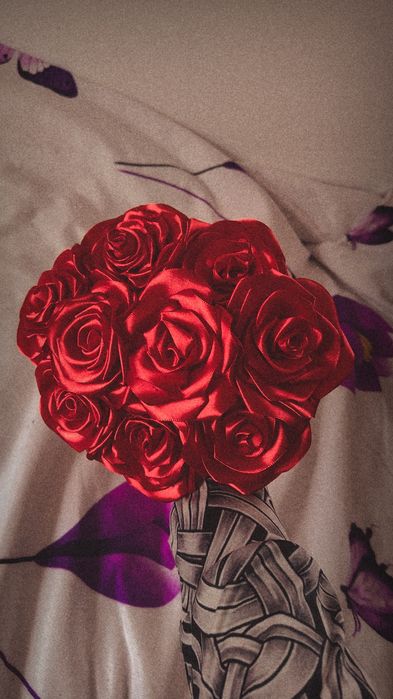 Realizez buchete trandafiri satin