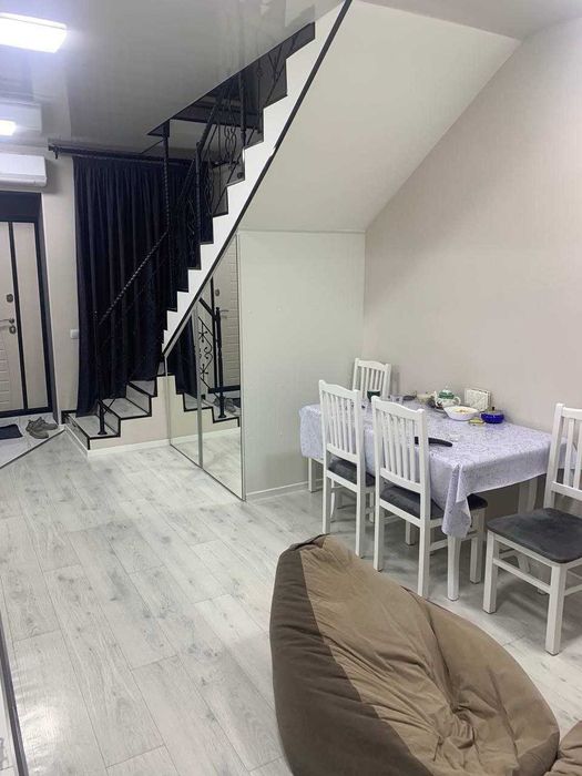 Современный коттедж с евроремонтом и обстановкой на Саракульке.