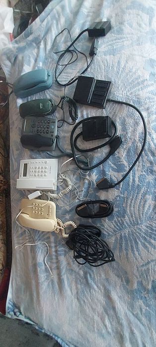 Lot de telefoane fixe , cabluri  audio video cu prize  derivatie