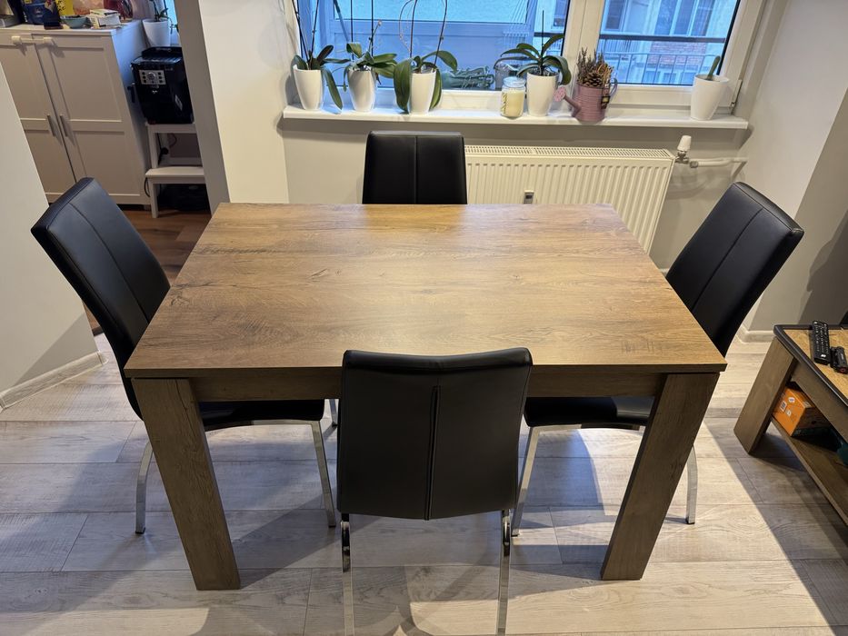 Кухненска маса VEDDE и  4-ри Кухненски стола ASAA