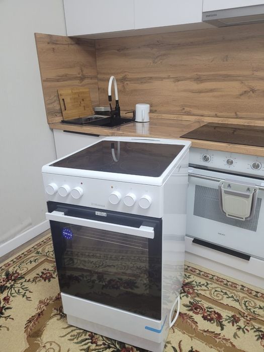 Продаю Стол  и  Плитку