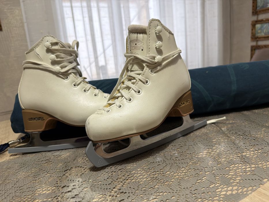 Форма и коньки для фигурного катания