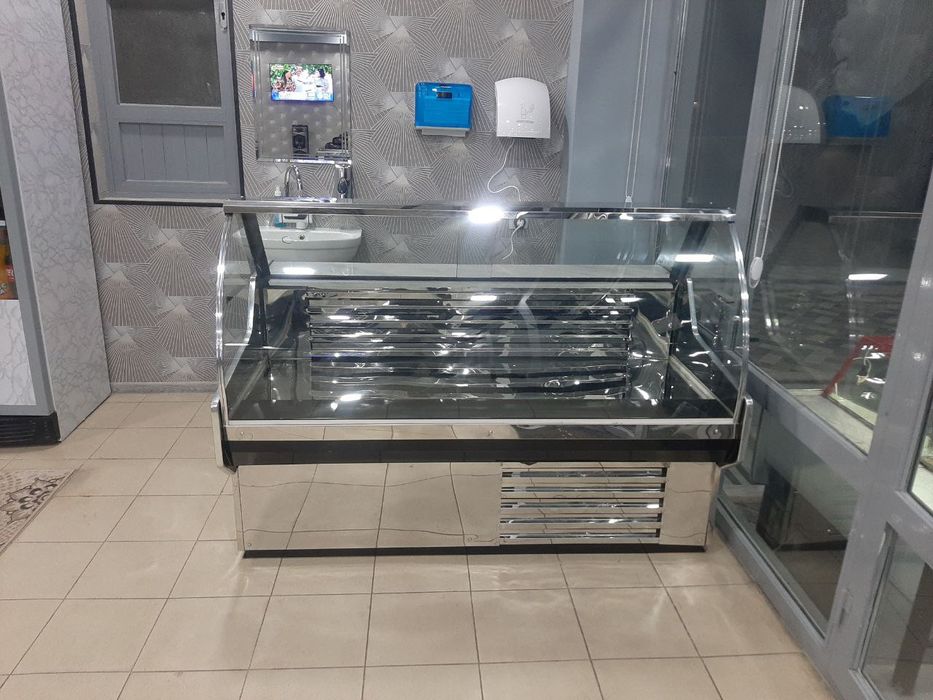 Акция !!! Продаются витринные холодильники.