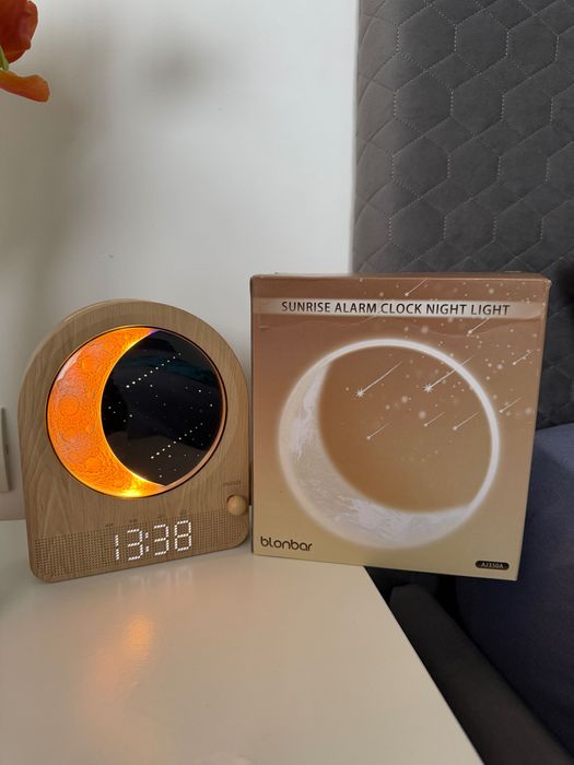 Lampa de noptiera cu diferite functii