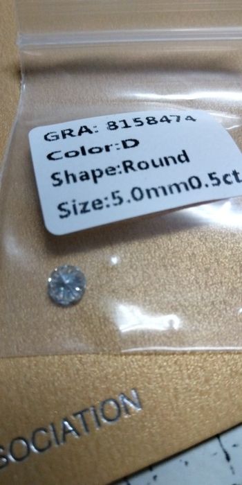 Мойсанит Диамант  5 мм  0.5 карата .
Камъка който