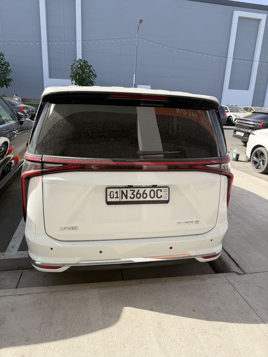 Maxus Mifa M9 mini van