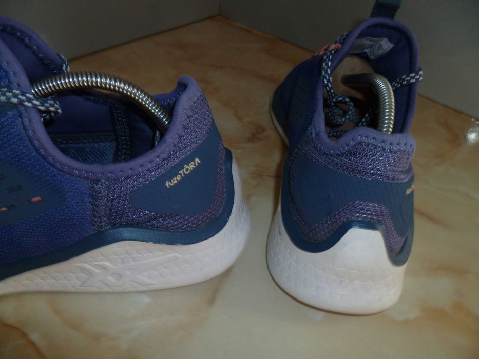 ASICS маратонки.