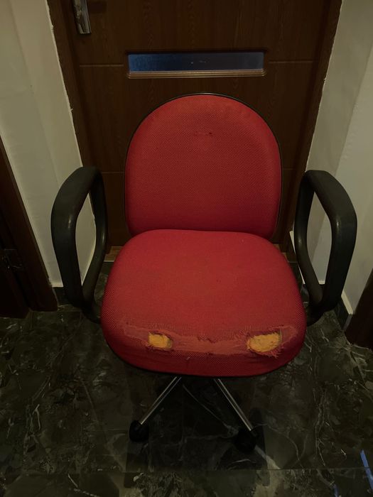 Vând scaun birou roșu, reglabil pe înălțime