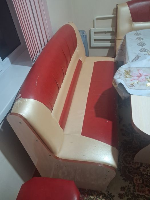 Стол стуля сатылады.3 стулясымен сатылады.Хабарлас 8 701 и 845 и 30 93