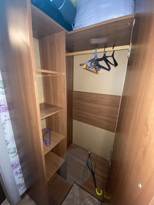 Шкаф угловой под потолок