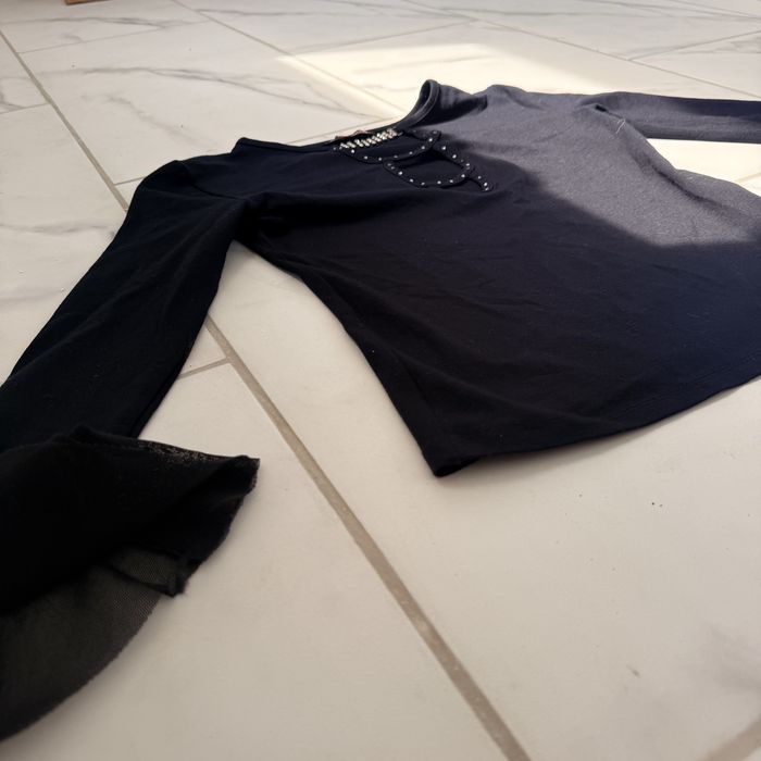 Bluză damă elegantă neagră cu mâneci evazate și aplicații decorative