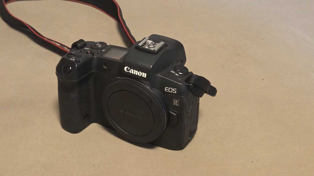 Canon EOS R + 4 батерии + 3 SD карти