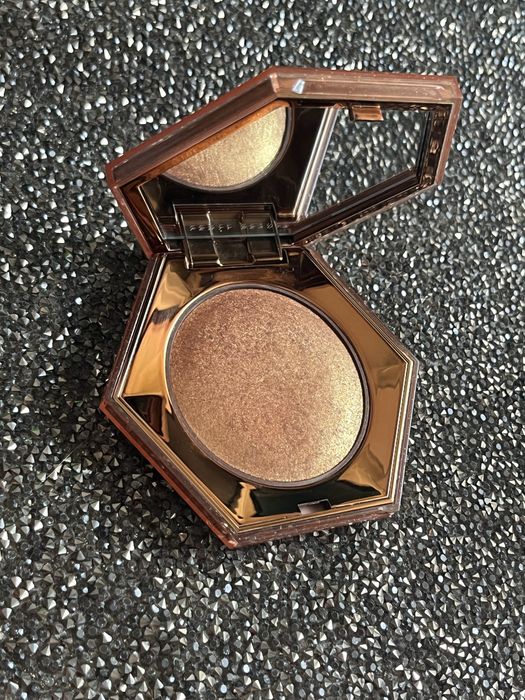 Fenty Beauty Diamond Bomb Cognac Candy highlighter