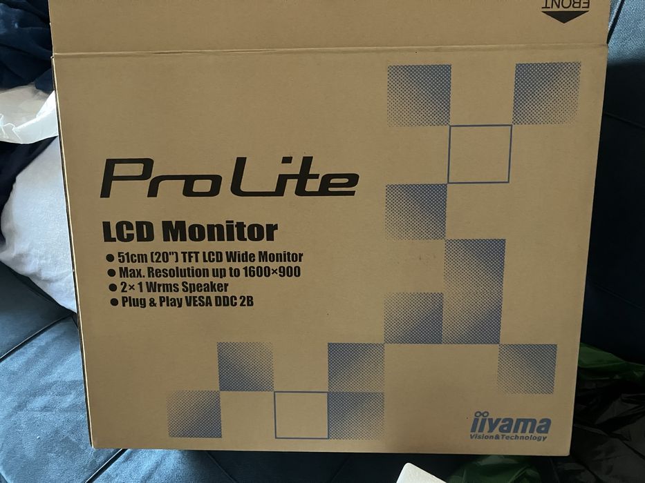 Настолен компютър с 20-инчов монитор