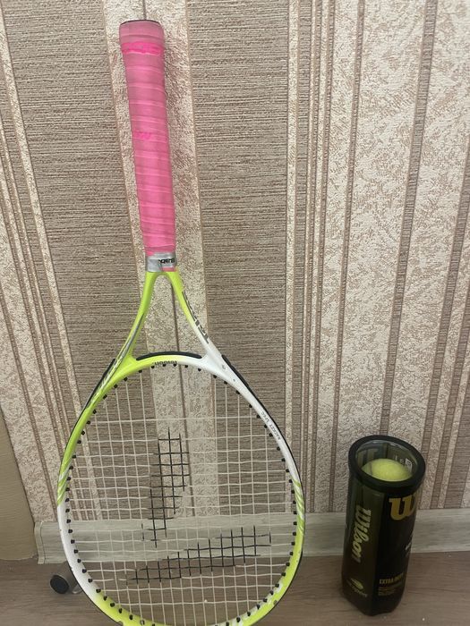 ракетка для тенниса и мячи
