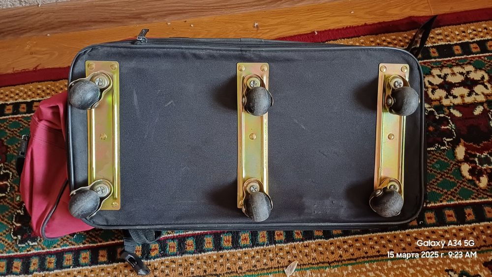 Продаётся чемодан и сумка.