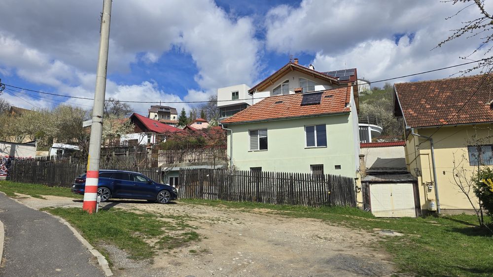 Vând casa singur in curte pozitie centrala / însorită