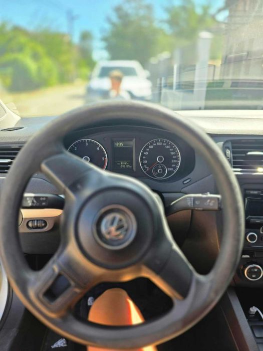 VÂNZARE RAPIDĂ Volkswagen Jetta, an 2013! • Stare foarte bună • Preț atractiv!