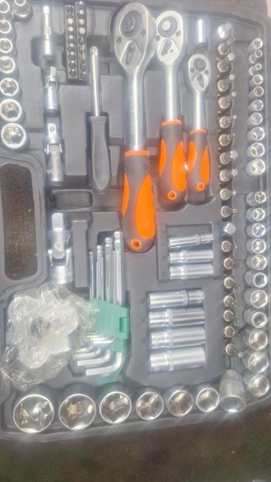 Продам набор ключей новые