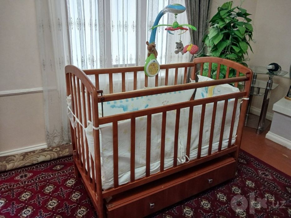 Кроватка колыбелька музыкальная в отличном состояние продам в хор руки