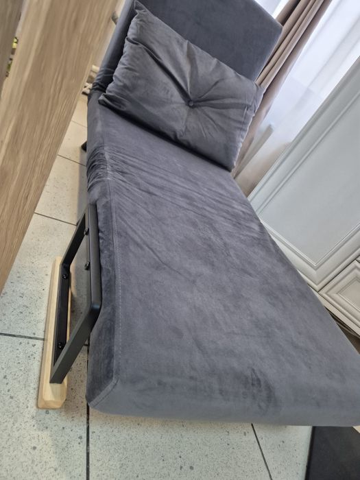 Fotoliu extensibil cu spătar, reglabil pe 5 nivele.