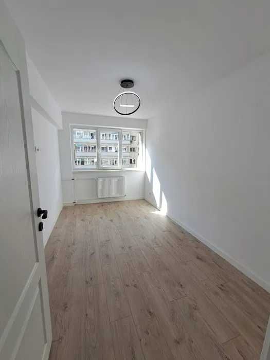 Vand Apartament 3 camere si 2 bai , zona Piata Obor!