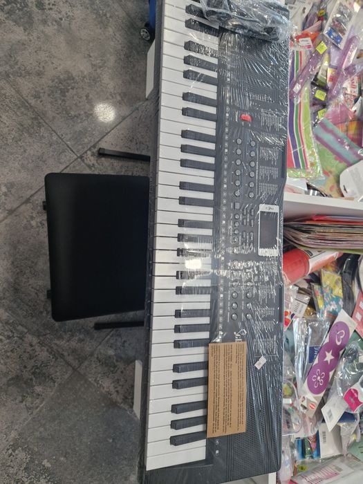 Vând orga cu stativ și microfon.