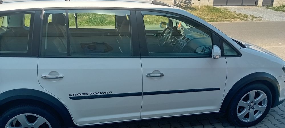 Vând  Vw Turan  cross  an 2009  ,7 locuri Facelift   crom