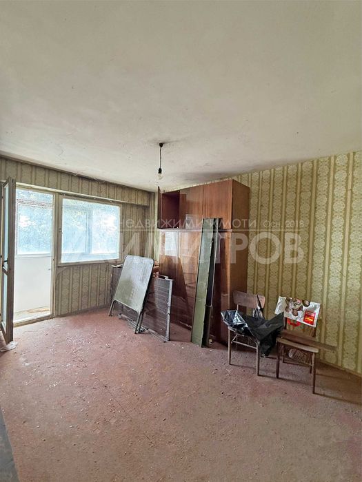 Продава гарсониера 40 м2. в гр. Нови пазар, Бялата чешма. САНИРАН жилищен блок. Нисък етаж.