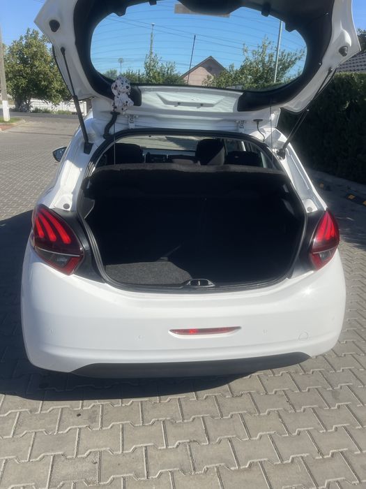 Vand Peugeot 208 ,1560 cmc/55kw/ numar locuri 5 ,1635kg . Masina perfecta ,pentru doamne si domnisoare ,perfecta pentru  incepatori !