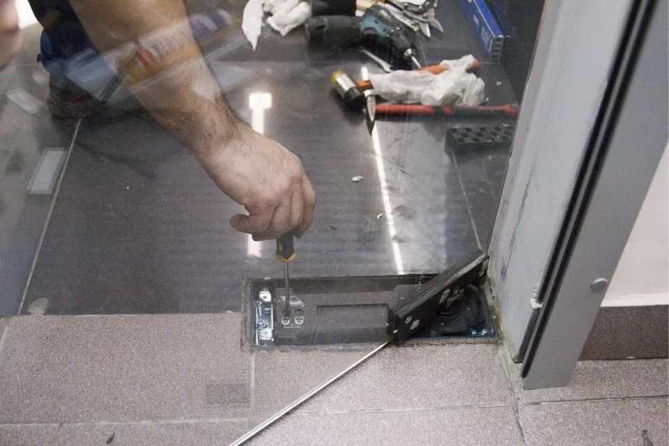 Напольные доводчики для стеклянных дверей