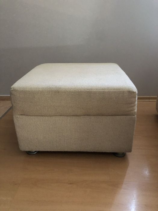 Два двойни дивана с голяма табуретка