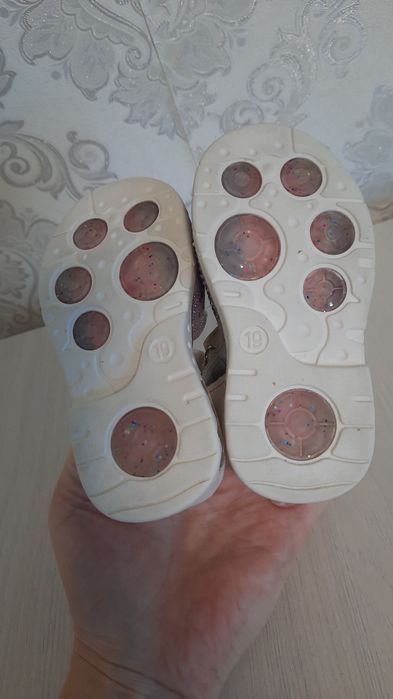 Продаються детские сандали