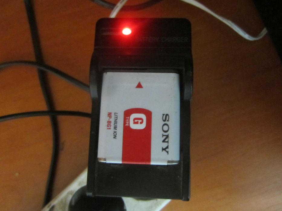 Aparat de fotografiat Sony  cu incarcator ,4 baterii ,card 4 gb