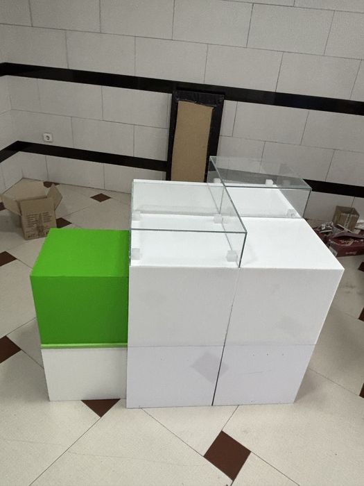 Модулни магазинерски кубове рафтове етажерки бели със стъкло светещи