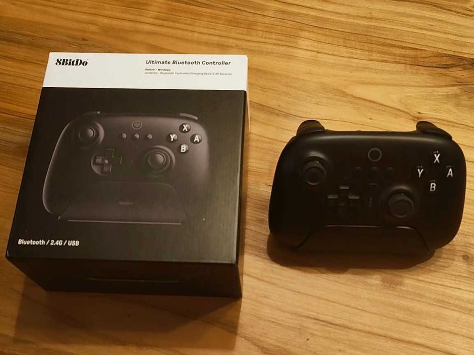 Два контролера 8BitDo Ultimate + станции за зареждане