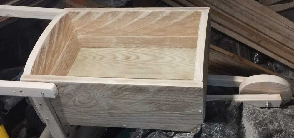 Продавам ръчно изработени кашпи, ръчни колиички, бунари и др.