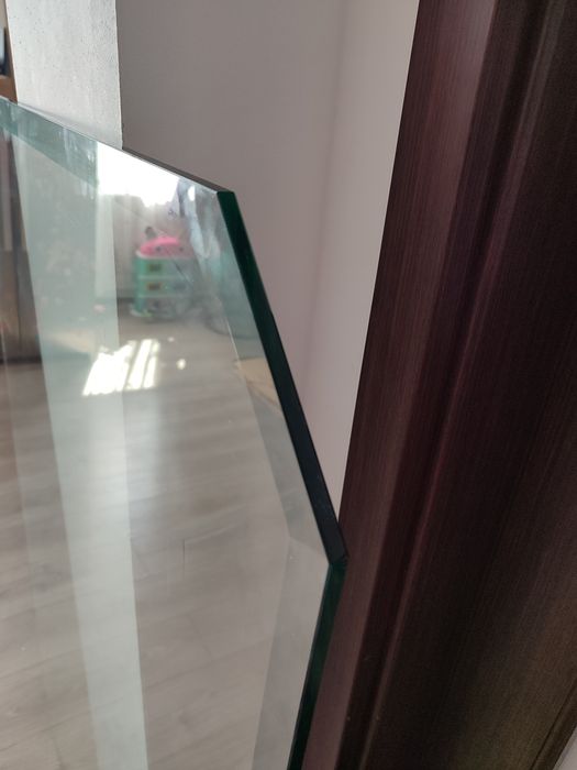 Vând blat din sticlă securizată, dimensiuni 140 × 89,5 cm, grosime 10 mm.
